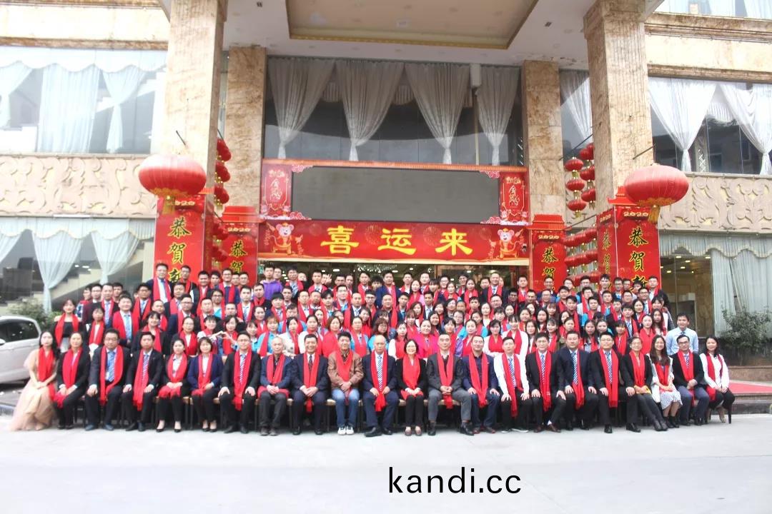 藍勃(bo)生(sheng)物2019年度(du)錶彰暨2020新(xin)年(nian)糰(tuan)拜會隆(long)重擧行